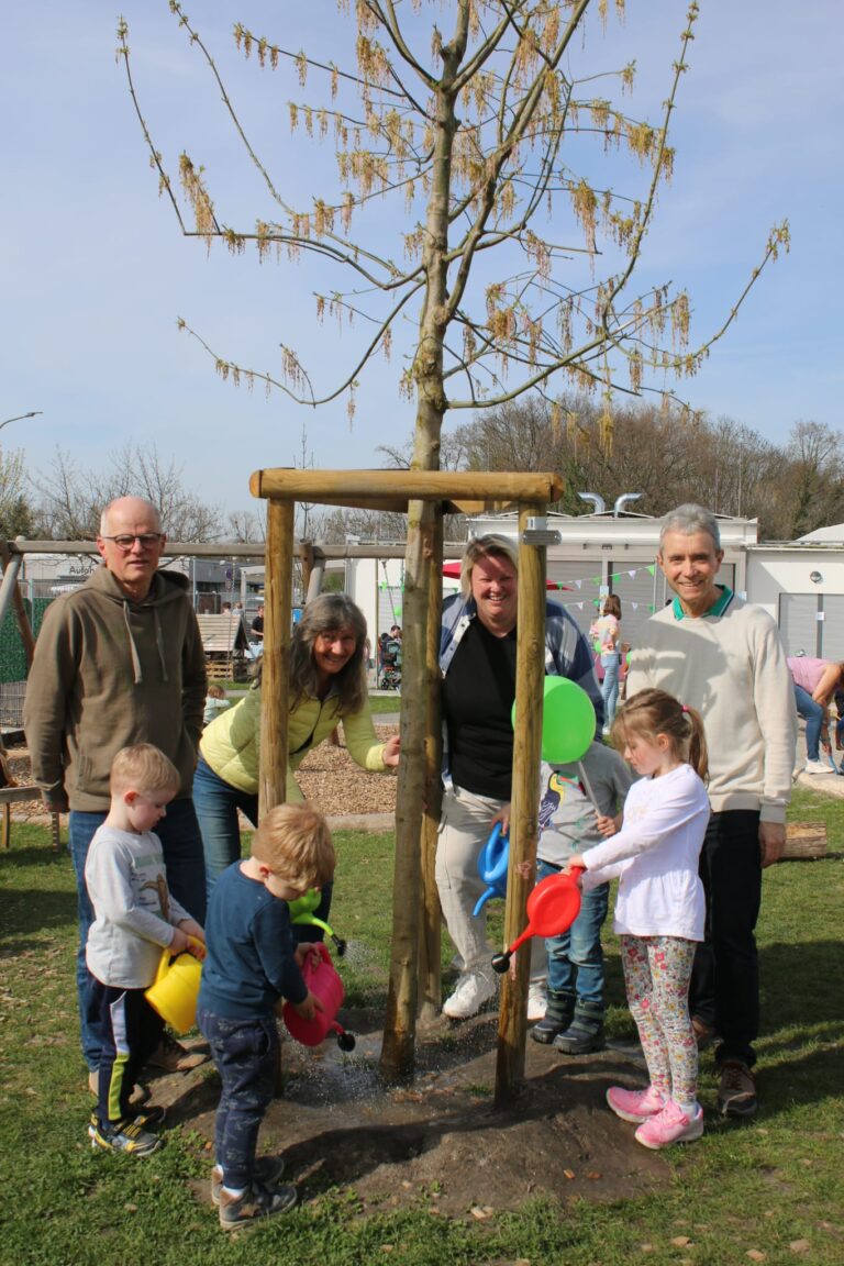 Vorstandsmitglieder der GRÜNEN Neuhofen spenden Baum für Kita Wirbelwind