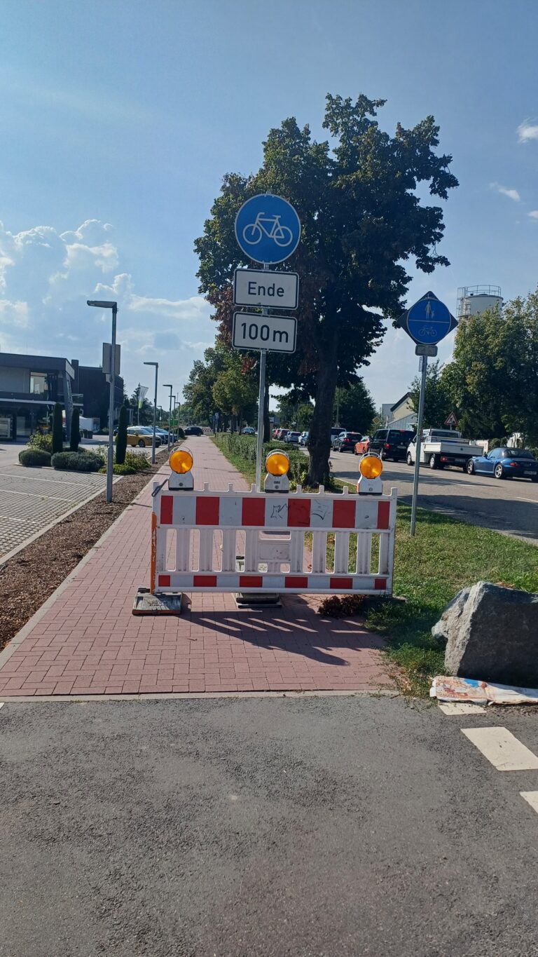 Umleitung für Rad- und Fußverkehr mit Hindernissen